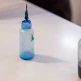 La figura viene poi riempita con coloranti alimentari dosati con pipette in silicone